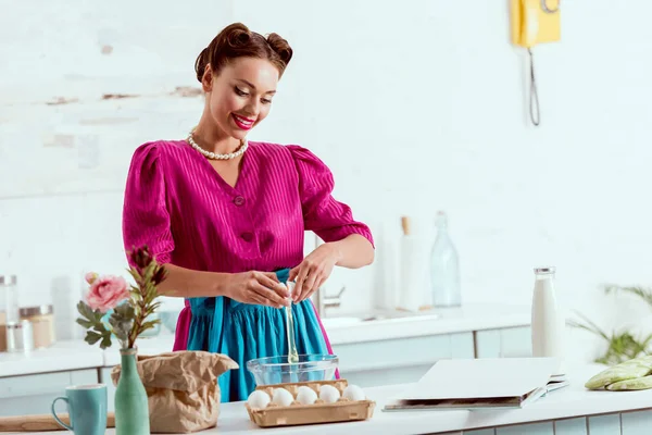 진홍색 드레스와 파란색 앞치마 그릇에 계란을 여자를 — 스톡 사진