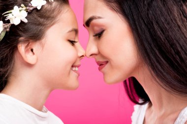 güzel mutlu anne ve kızı pink izole yan görünüm