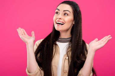 Eller neşeli genç kadın ile el hareketi ve gülümseyen uzakta pink izole 