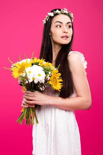 Hermosa Mujer Morena Vestido Blanco Corona Floral Sosteniendo Ramo Flores — Foto de Stock