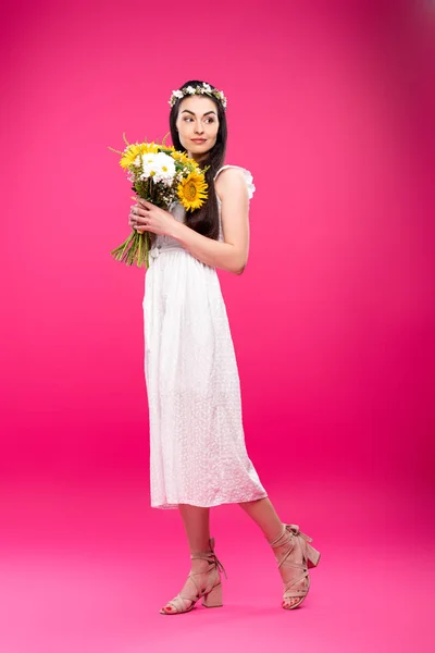 Volle Lengte Weergave Van Mooie Brunette Vrouw Witte Jurk Bloemen — Stockfoto