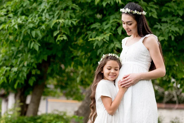 Happy Pregnant Mother Cute Smiling Daughter White Dresses Wreaths Standing — Stock Photo, Image