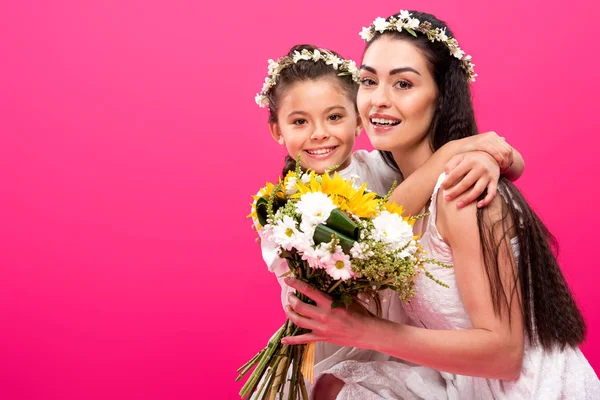 Schöne Glückliche Mutter Und Tochter Mit Blumenstrauß Umarmen Und Lächeln — Stockfoto
