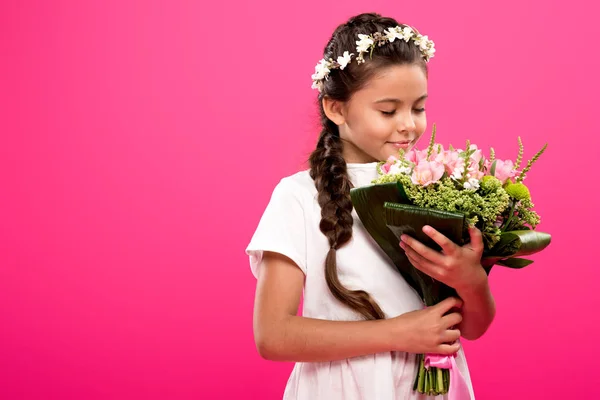 Entzückendes Kind Weißem Kleid Und Blumenkranz Mit Blumenstrauß Isoliert Auf — Stockfoto