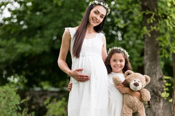 Glückliche Schwangere Mutter Und Süße Tochter Mit Teddybär Stehen Zusammen — Stockfoto