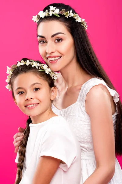 Ομορφη Ευτυχισμένη Μητέρα Και Κόρη Άσπρα Φορέματα Και Στεφάνια Χαμογελά — Φωτογραφία Αρχείου