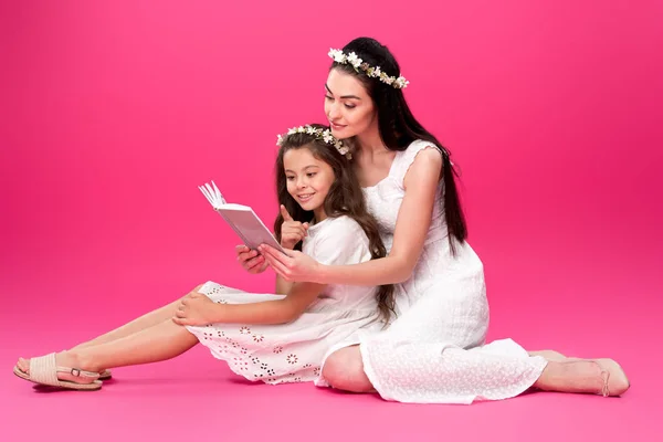 Krásná Šťastná Matka Dcera Bílé Šaty Sedí Čtení Knihy Společně — Stock fotografie