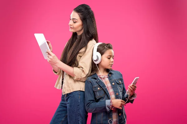 Mother Daughter Headphones Standing Back Back Using Digital Devices Isolated — Stock Photo, Image