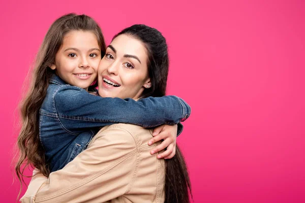 Bela Mãe Filha Abraçando Sorrindo Para Câmera Isolada Rosa — Fotografia de Stock