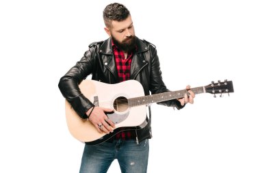 Akustik gitar, üzerinde beyaz izole çalmaya siyah deri ceketli sakallı erkek müzisyen