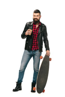 sakallı adam longboard ve kahve ile poz siyah deri ceketli izole üzerinde beyaz gitmek