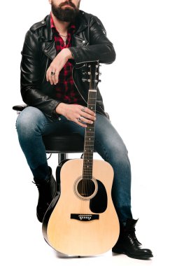 siyah deri ceketli beyaz izole akustik gitar ile poz müzisyen kırpılmış görünümü