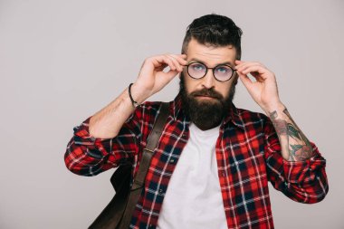 Kareli gömlek ve gözlük, gri izole sakallı yakışıklı 