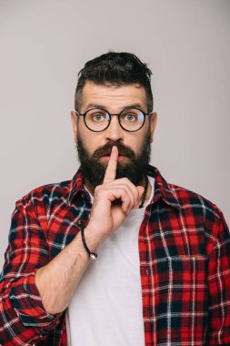 sakallı adam gözlüklü gri izole sessizlik sembolünü gösterirken