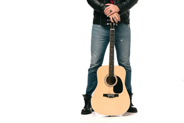 Przycięte Widzenia Muzyk Mężczyzna Czarnej Skórzanej Kurtce Gospodarstwa Gitara Akustyczna — Zdjęcie stockowe