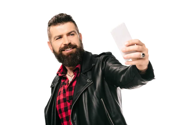 Selfie のスマート フォンは 白で隔離を黒い革のジャケットであごひげを生やした笑顔 — ストック写真