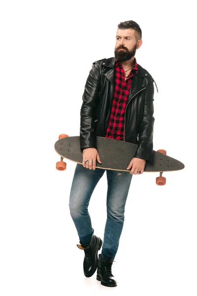 Skatista Jaqueta Couro Preto Posando Com Longboard Isolado Branco — Fotografia de Stock