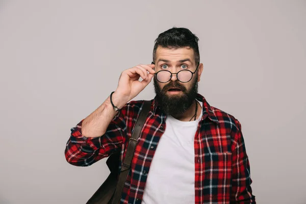 Surpreso Bonito Homem Segurando Óculos Isolado Cinza — Fotografia de Stock