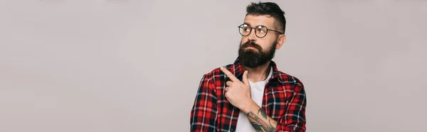 Guapo Hombre Barbudo Elegante Señalando Aislado Gris — Foto de Stock