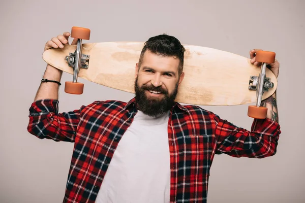 Uomo Barbuto Sorridente Camicia Scacchi Posa Con Longboard Isolato Grigio — Foto Stock