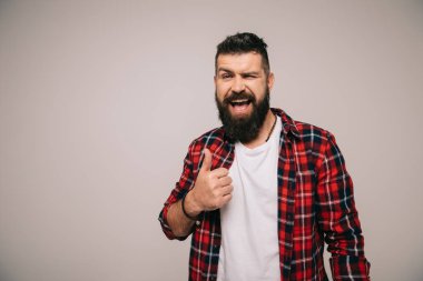 göz kırpıyor ve başparmak gösterilmesini, izole gri sakallı adam heyecanlı