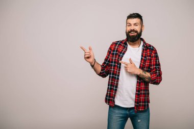 gülümseyen adam izole üzerinde gri işaret kareli gömlekli sakallı  