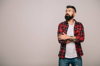 Grey kopya alanı ile izole kareli gömlekli düşünceli sakallı adam 
