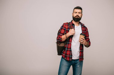 sırt çantası ile izole üzerinde gri kahve tutan adam kareli gömlekli sakallı