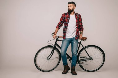 Kareli gömlek ayakta gri bisikletle, erkekte sakallı
