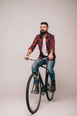 Kareli gömlek binicilik bisiklet Grey yakışıklı sakallı adam