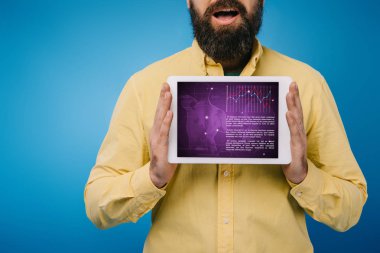 şok sakallı adam dijital tablet Infographic, izole mavi ile gösterilen kırpılmış görünümünü