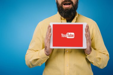 heyecanlı adam gösteren dijital tablet ile youtube app, mavi izole kırpılmış görünümü 