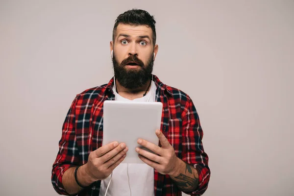 Shocked Bearded Man Earphones Holding Digital Tablet Isolated Grey — Stock Photo, Image