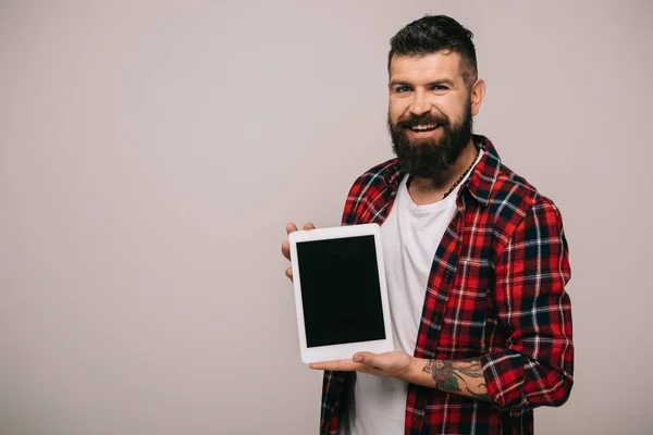 Uomo Sorridente Camicia Scacchi Raffigurante Tablet Digitale Con Schermo Bianco — Foto Stock