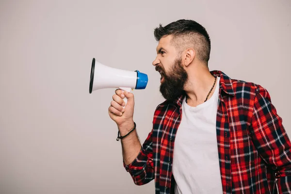 Boos Bebaarde Man Geruite Hemd Schreeuwend Megafoon Geïsoleerd Grijs — Stockfoto