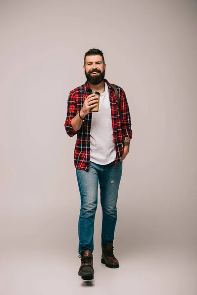 Apuesto Hombre Alegre Camisa Cuadros Sosteniendo Café Para Aislado Gris — Foto de Stock