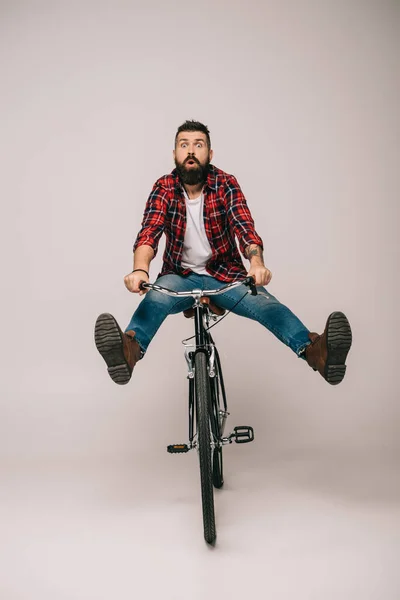 Guapo Excitado Hombre Montar Bicicleta Aislado Gris — Foto de Stock