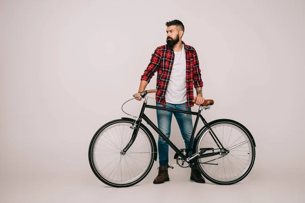 Homme Barbu Chemise Carreaux Posant Avec Vélo Sur Gris — Photo