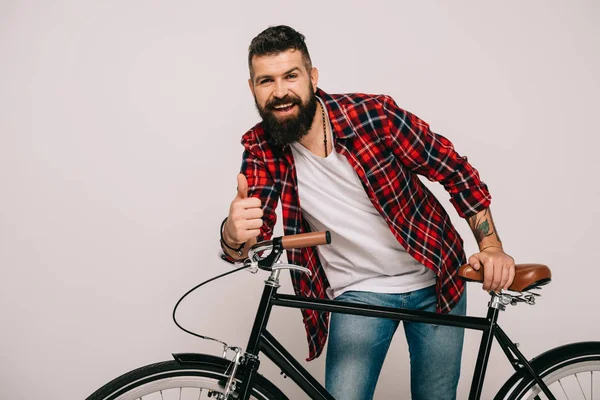 Lächelnder Bärtiger Mann Posiert Mit Fahrrad Und Zeigt Daumen Hoch — Stockfoto