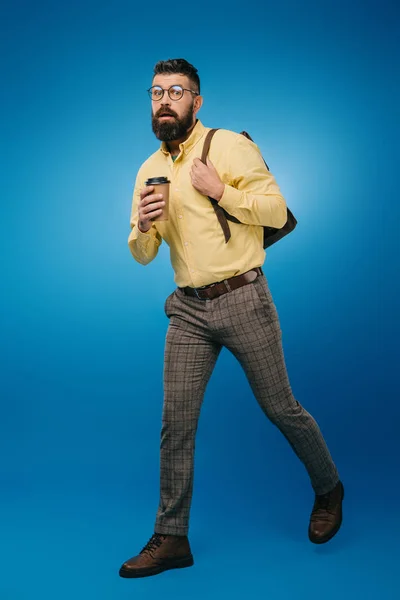 Бородатый Человек Кофе Идти Рюкзак Изолирован Синий — стоковое фото