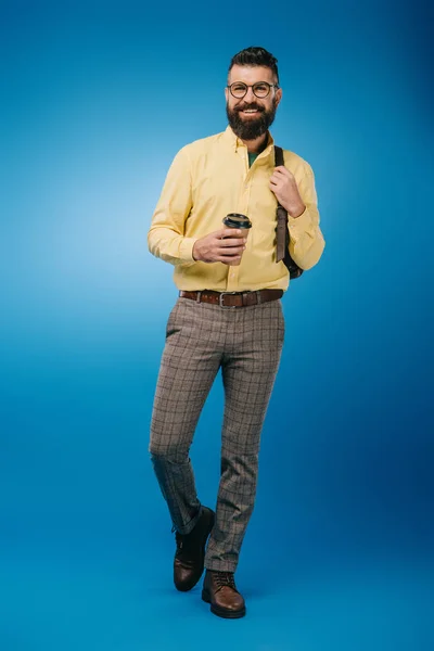 Sorrindo Homem Com Café Para Mochila Isolada Azul — Fotografia de Stock