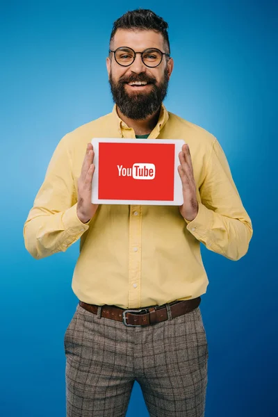 Happy Bearded Man Showing Digital Tablet Youtube App Isolated Blue — Stock Photo, Image