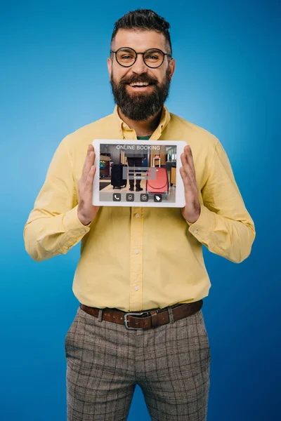 Χαμογελαστά Γενειοφόρος Άνδρας Παρουσιάζοντας Ψηφιακό Tablet App Online Κράτησης Απομονώνονται — Φωτογραφία Αρχείου