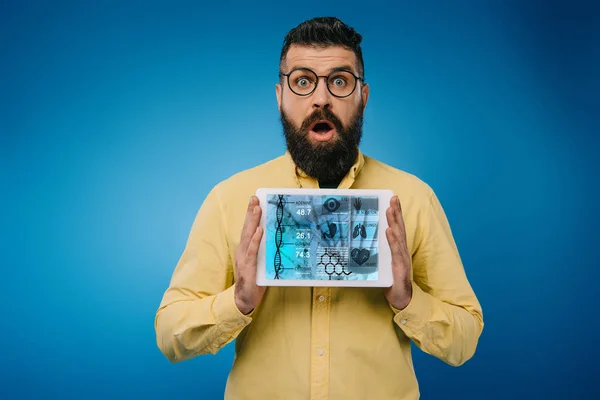 Homme Barbu Choqué Présentant Tablette Numérique Avec Application Dna Isolé — Photo