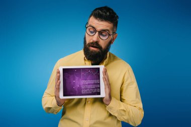 Infographic, mavi izole ile dijital tablet vasıl görünen baktılar sakallı adam