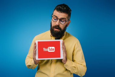 youtube uygulaması, mavi izole ile dijital tablet vasıl görünen baktılar adam 