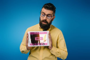 mavi izole online bilet uygulaması ile dijital tablet vasıl görünen baktılar sakallı adam