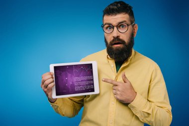 Dijital tablet Infographic, mavi izole ile işaret şok sakallı adam