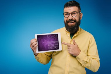 Dijital tablet Infographic, mavi izole ile işaret neşeli sakallı adam