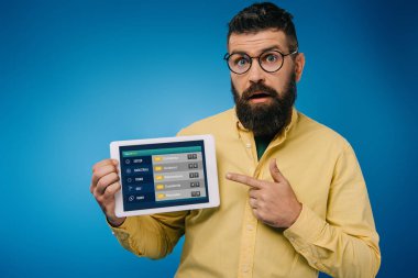 Dijital tablet ile spor app, mavi izole gösteren şok sakallı adam